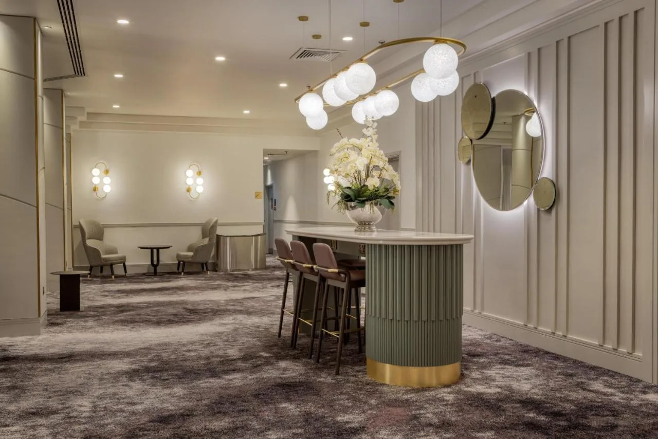 Queen Room with Roll-in Shower - Mobility Accessible